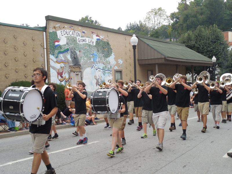 street, marching, large group of people, bang, performance, equipment, drumstick, acoustic, Drums, people, built structure, drummer, women, artist, architecture