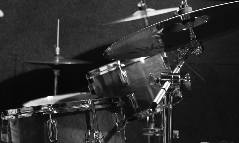 focus on foreground, drum - percussion instrument, sound, rock Music, battery, stage, drum, nightlife, metal, musical equipment, cymbal, music, musician