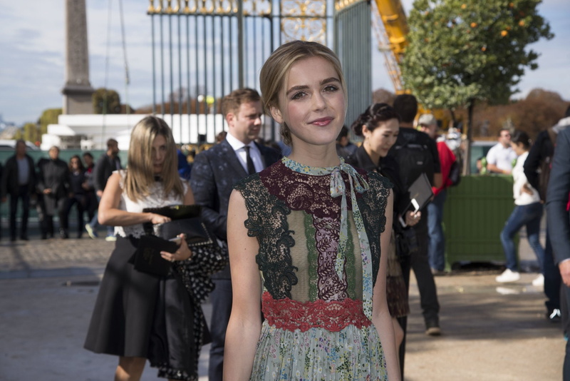 architecture, portrait, city, group of people, casual clothing, hairstyle, lifestyles, Kiernan Shipka, leisure activity, day, incidental people, women