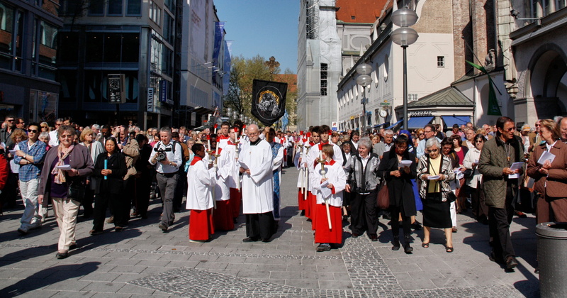 group of people, culture, tourist, men, road, holy, large group of people, tradition, religion, event, religious, clothing, government, uniform, architecture