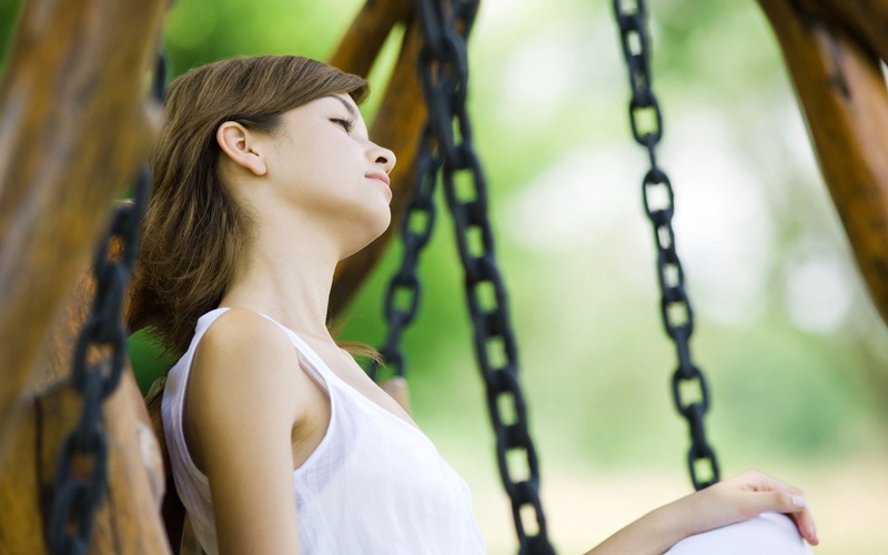 smiling, swinging, beautiful woman, sleeveless, hair, nature, tree, outdoors, long hair, side view, looking, green Color, casual Clothing, 1080P, one Person