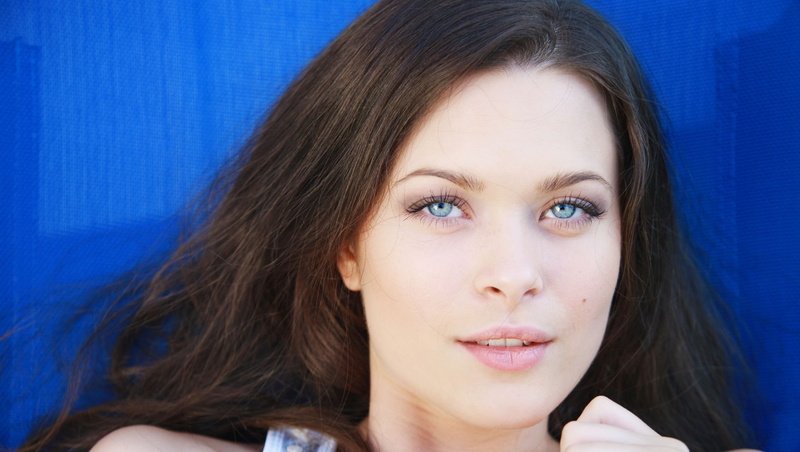 one person, hair, blue, young adult, 1080P, contemplation, human face, eye, Met-Art, headshot, women, blue background, front view, adult, young women