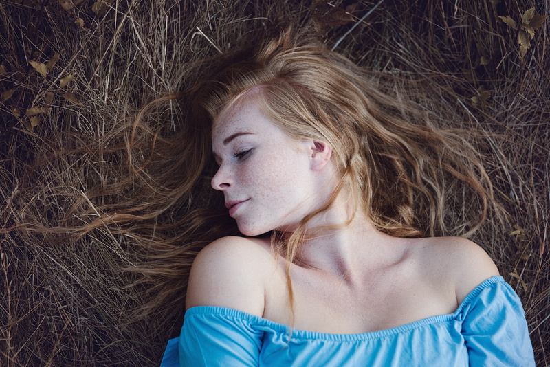 freckles, 1080P, lying on back, redhead, Martina Fehérová, portrait, face, bare shoulders, women