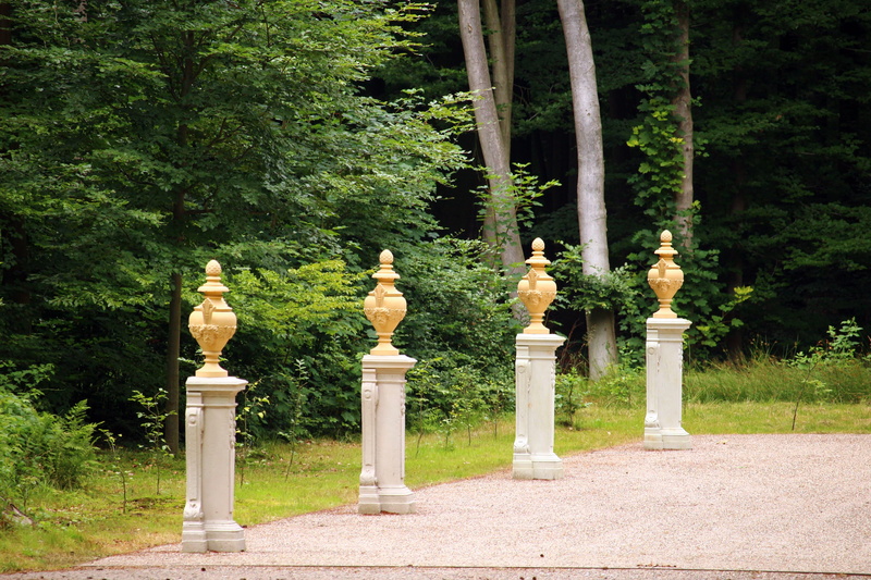 kaisersaal, beauty in nature, parchim, 5K, in a row, Castle Park, sculpture, nature, human representation, artwork, day, castle, schlossgarten, tree, representation