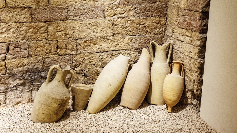 outdoors, built structure, amphora, wall, 1080P, creativity, building, zweihenkliges pottery, sunlight, wall - building feature, representation, day, architecture