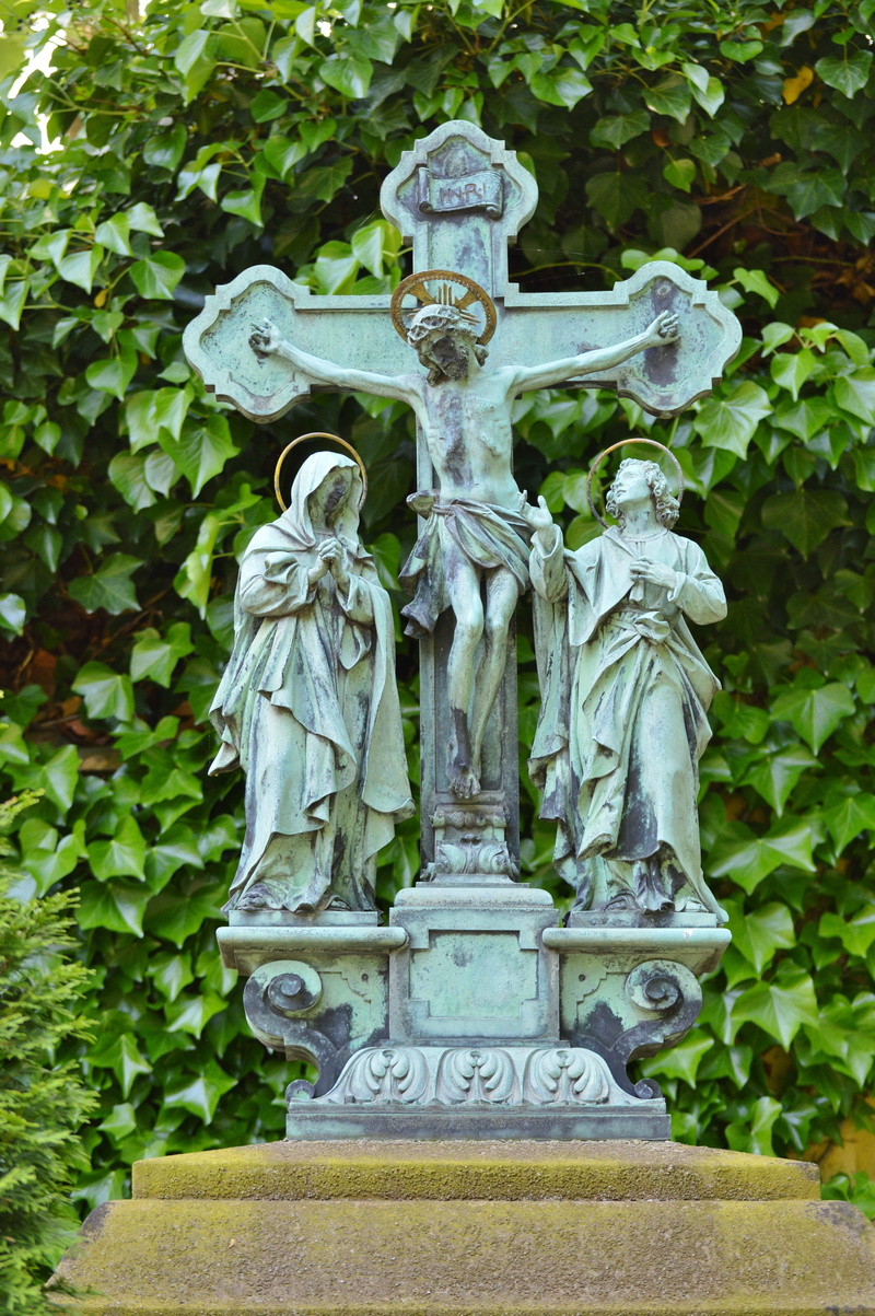 craft, crucifixion, tree, angel, plant part, human representation, figure, leaf, christianity, stone cross, grave, belief, Christ, art, Jesus, plant, art and craft