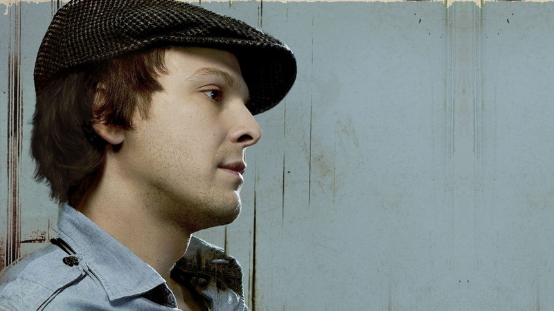 wall - building feature, young men, looking, Cap, headshot, 1080P, adult, day, portrait, clothing, one person, Bristle, casual clothing, contemplation