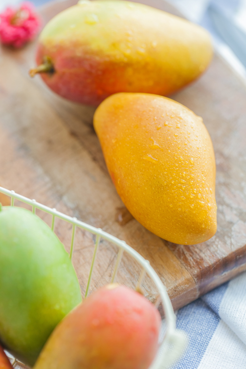 red, kitchen knife, high angle view, day, still life, 5K, indoors, wood - material, fruit, mango, no people, chaise mans, healthy eating, eating utensil