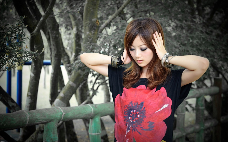 outdoors, casual clothing, real people, one person, standing, bracelets, waist up, Asian, young women, young adult, front view, lifestyles, tree, women