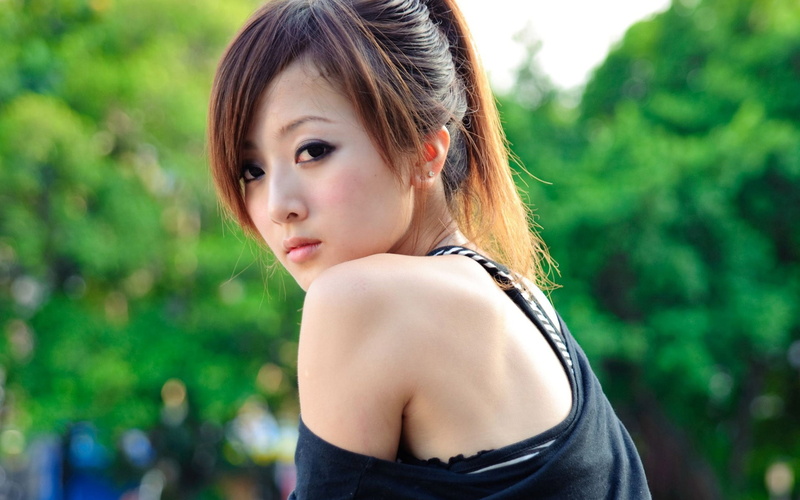 hairstyle, adult, looking over shoulder, looking at viewer, lifestyles, looking, brown hair, Mikako Zhang Kaijie, model, headshot, 1080P, focus on foreground