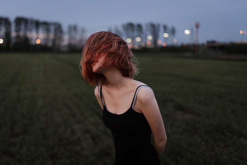 portrait, outdoors, women, dress, lights, trees, model, women outdoors, field, depth of field, black dress, grass, dyed hair, 2K, hair in face, pale