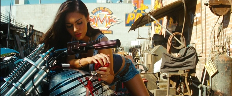 one person, women, front view, casual clothing, day, 1080P, Transformers: Revenge of the Fallen, young women, lifestyles, holding, indoors, real people