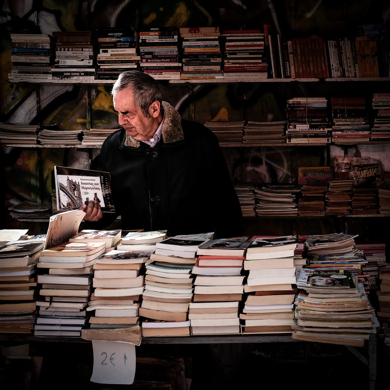 indoors, shelf, book, 2K, retail, retail display, read, old, one man only, book store, shop, abundance, men, real people, stack, waist up, large group of objects