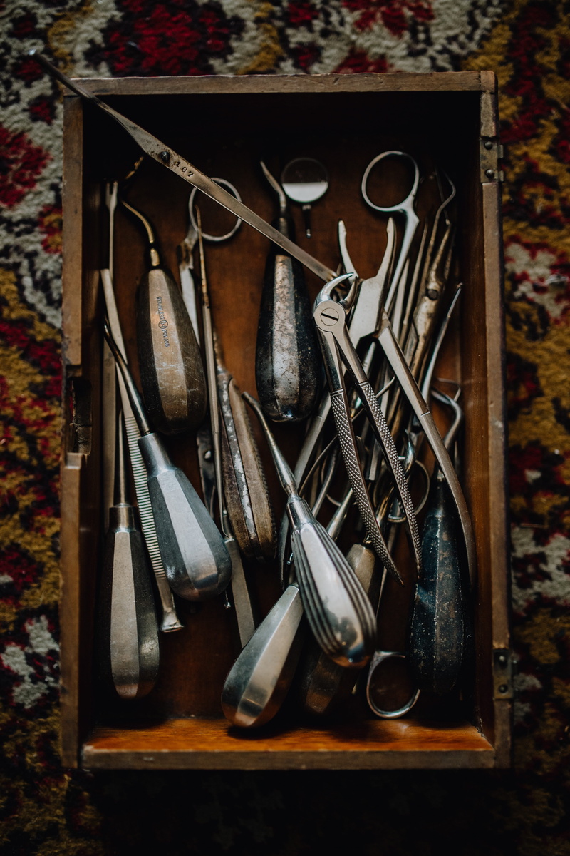 large group of objects, work tool, shop, table, man made object, choice, steel, indoors, metal, flea market, old, table knife, directly above, close-up