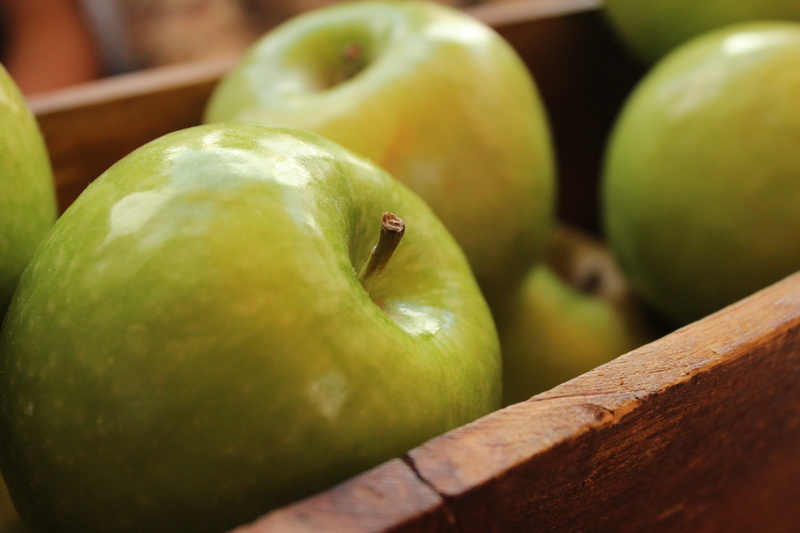 wellbeing, vegetarian food, wood - material, fruit, focus, 5K, day, food, ripe, photography, wood, box, tropical fruit, green apple, indoors, organic