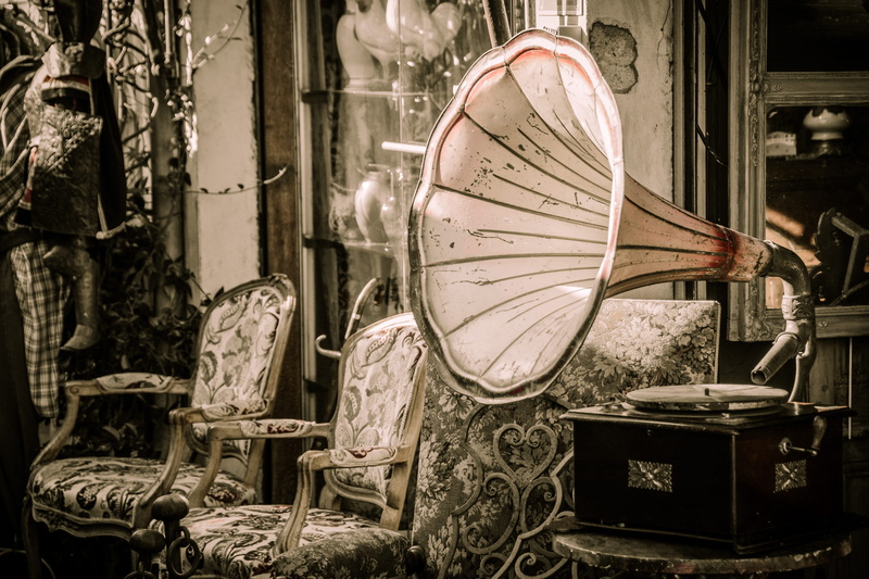 obsolete, abandoned, container, music, nostalgia, market, building, seat, table, white, mirror, indoors, day, 4K, electric lamp, vintage, gramophone, black