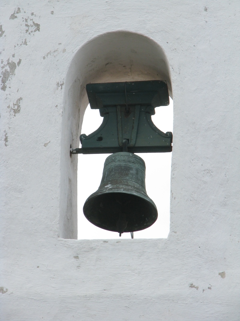 close-up, concrete, architecture, white color, sunlight, tower, built structure, outdoors, connection, bell, wall - building feature, low angle view, historical heritage