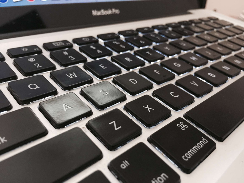 mac, letter, macbook, computer part, 1080P, text, close-up, indoors, photogrqphw, computer keyboard, kiralk kamera, alphabet, western script, technology