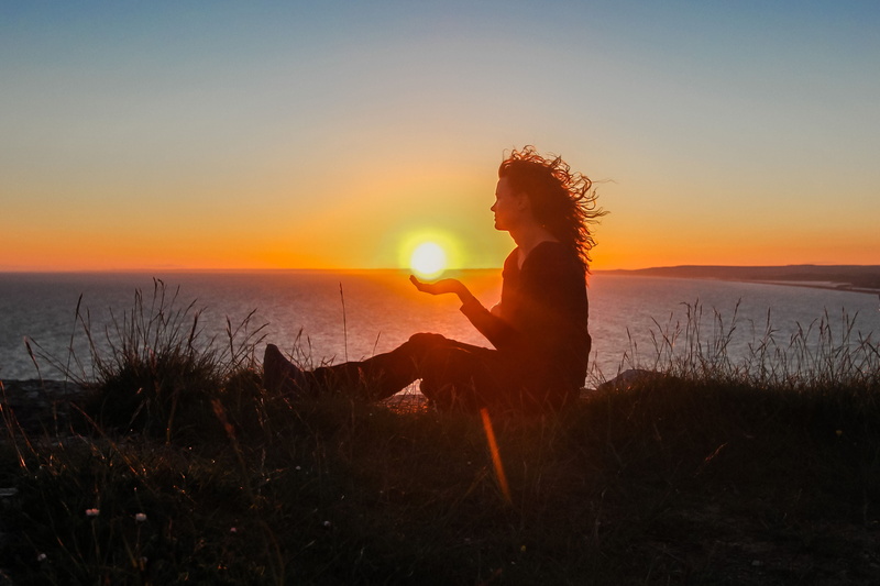 side view, ocean, lifestyles, woman, one woman only, near, lens flare, one person, nature, grass, water, beach, sea, beauty in nature, adults only, outdoors