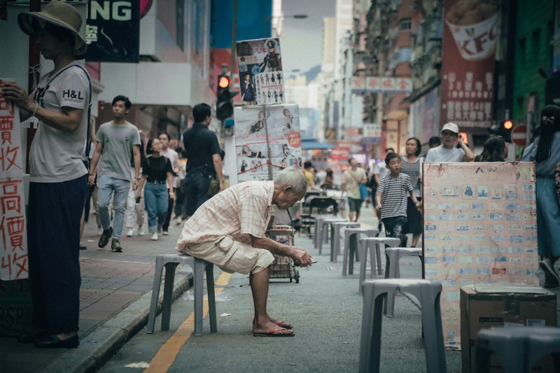 urban, walking, traffic light, real people, city life, 5K, sitting, built structure, incidental people, building exterior, outdoors, men, person, stool