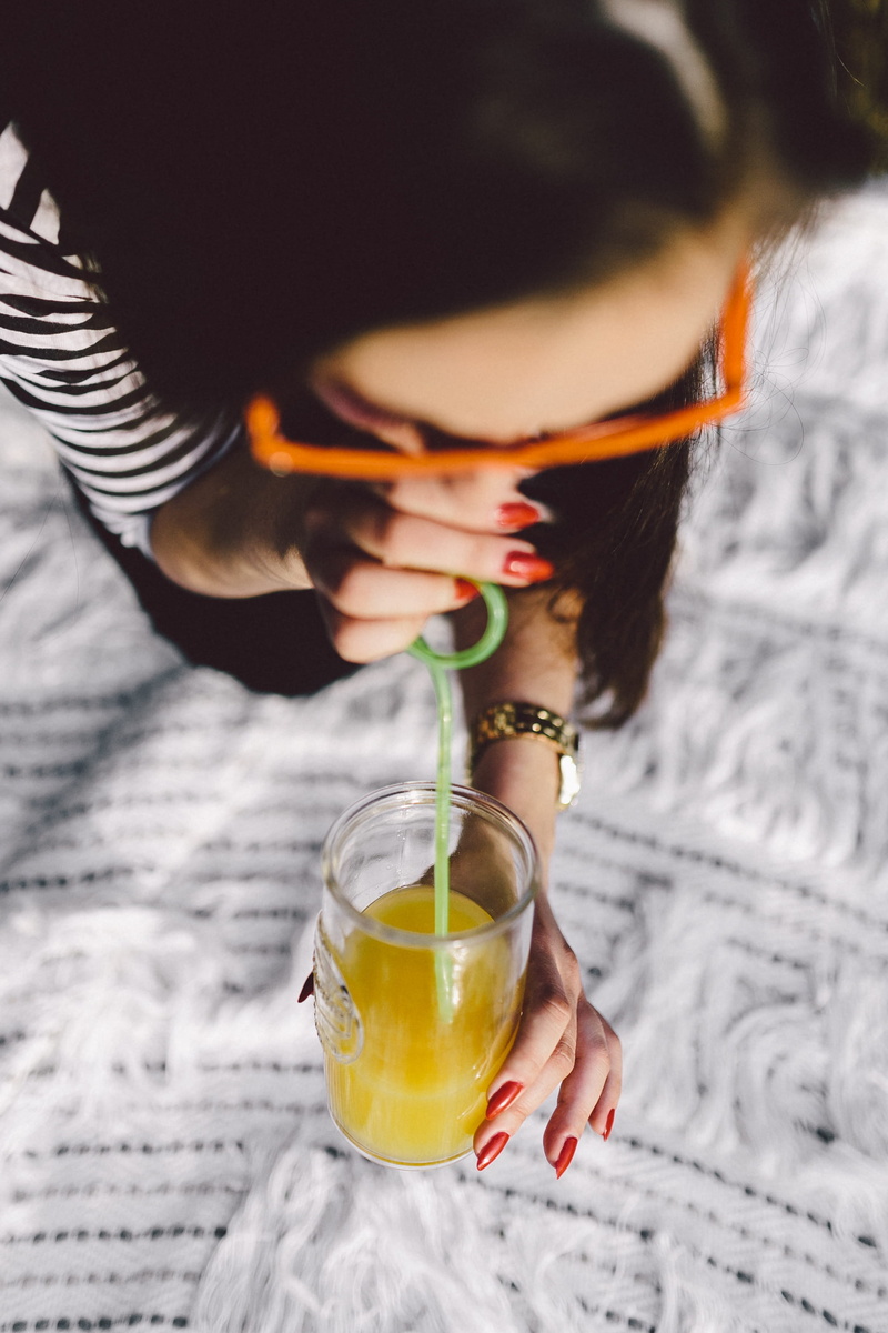 drink, lifestyles, only women, nail, one woman only, holidays, holding, blanket, drinking, leisure activity, break, juice, people, time, food and drink