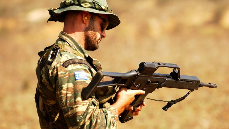 automatic rifle, beard, government, aggression, soldier, machine gun, war, fighting, weapon, gun, serviceman, holding, military, army soldier, person, firearm