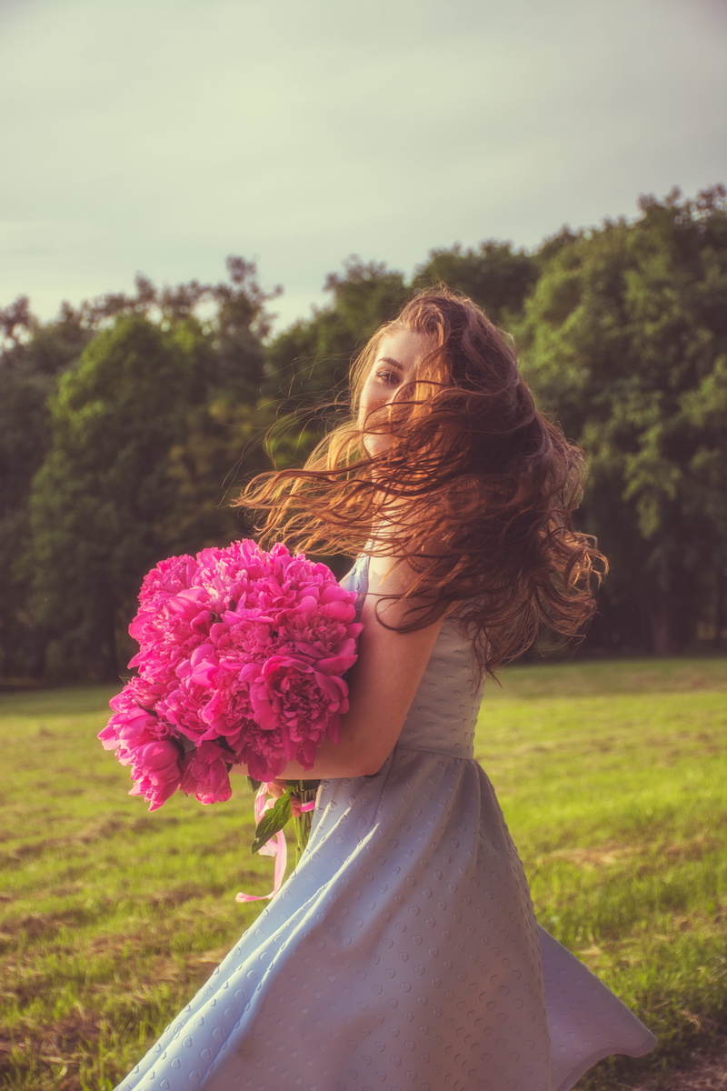flowers, beauty, bouqet, sunlight, hair, wearing flowers, field, day, leisure activity, beautiful woman, young adult, 5K, woman, flowering plant, nature