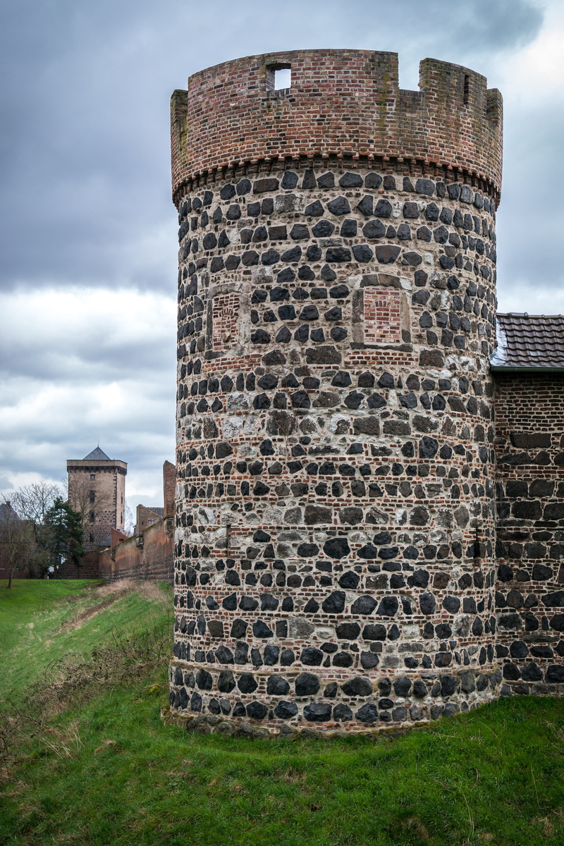 5K, cloud - sky, grass, no people, fortress, defense, city wall, plant, built structure, defensive tower, stone wall, zons, brick, tower, toads in tower