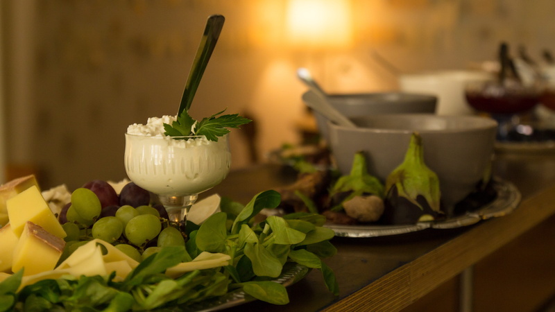 Breakfast, frisch, focus on foreground, table grapes, green color, food, freshness, leaf, plant part, sherbet, hospitality, table, edible, benefit from