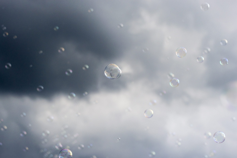 close up, 4K, bubble, sphere, focus, childhood, day, shape, overcast, mid-air, cielo, photography, fragility, nature, bolle, drop, soap sud, purity, happiness