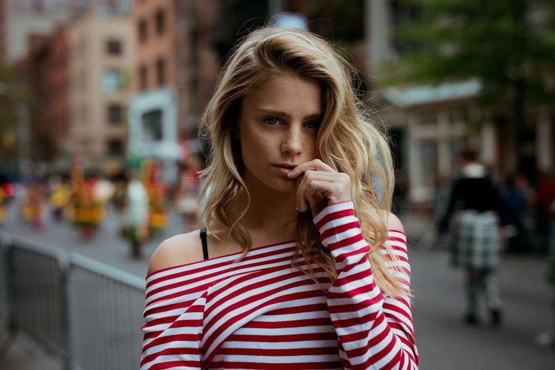 young women, portrait, front view, beautiful woman, city, standing, beauty, young adult, leisure activity, hairstyle, real people, casual clothing, contemplation