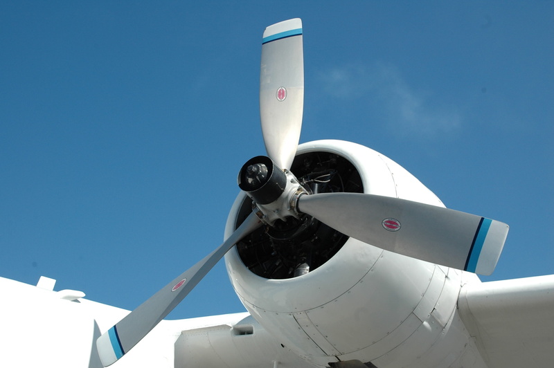white color, aerospace industry, cockpit, Airplane, wing, propeller, aviation, 2K, air vehicle, military, runway, Aircraft, technology, old, nature, aircraft wing