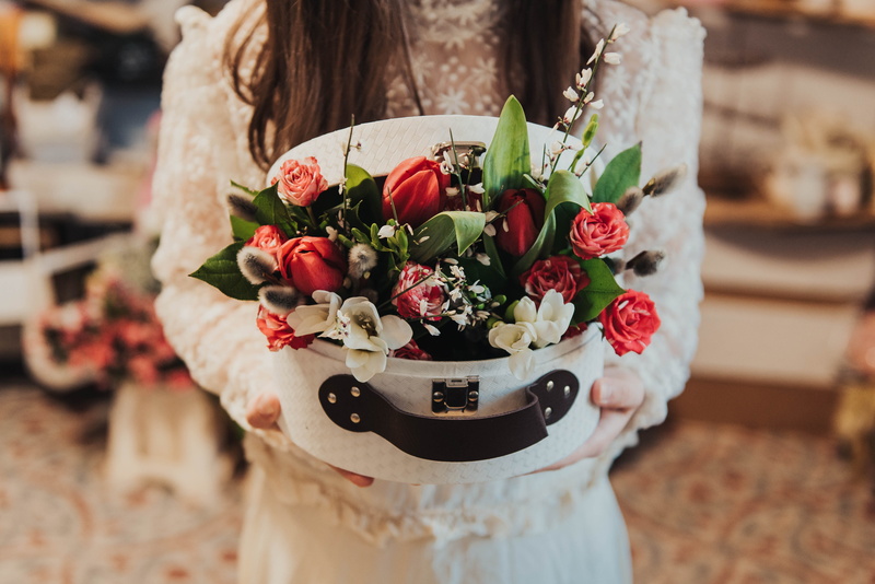 bunch of flowers, day, flowers, petal, focus on foreground, 5K, bazaar, adult, shop, flower arrangement, rose, food, red, tulips, arrangement, holding