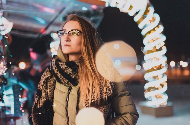 hair, confectionery, young women, woman, beauty, accessories, lifestyles, beautiful woman, outdoor, creme, clothing, cake, icing, standing, human, dessert