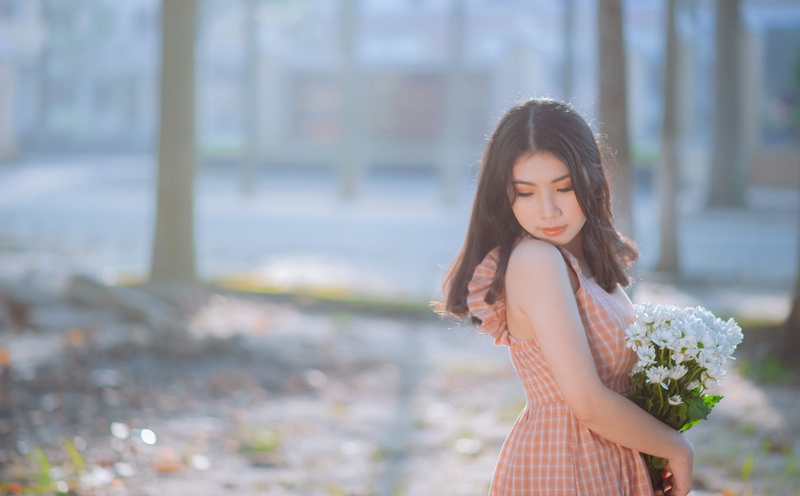 woman, bouquet, beauty, plaid, 4K, adult, casual clothing, fashion, beautiful, looking, looking down, blurr, young women, nature, style, park, contemplation