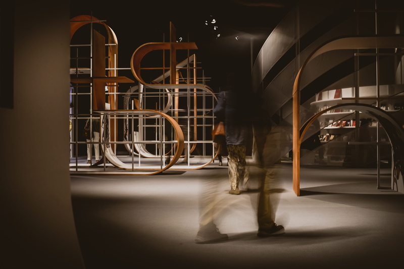 middle, frankfurt, motion, book fair, man, person, lifestyles, furniture, real people, bicycle, georgia, indoors, transportation, 4K, brewery, domestic