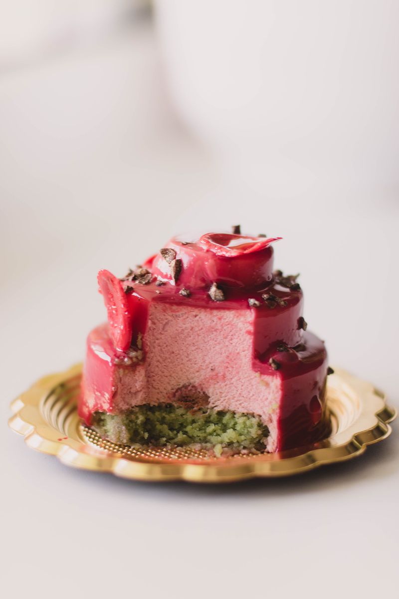 pastry, freshness, plate, sweet food, sliced, dessert, 5K, studio shot, temptation, sweet, blurred background, copy space, icing, fruit, luxury, baked