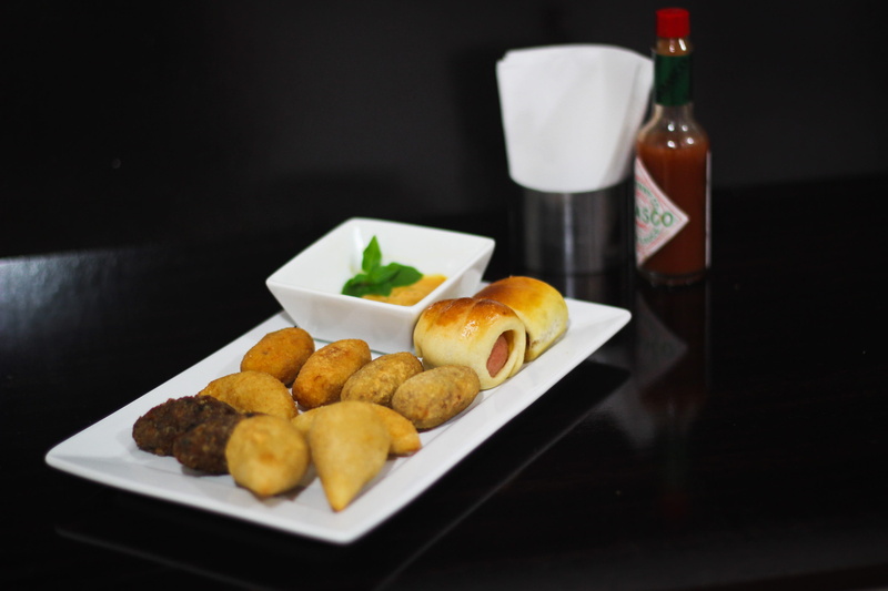 snack, tray, sauce, Esfiha, fruit, glass, food, hot, Party, Coxinha, plate, 2K, alcohol, fried, baked, no people, food and drink, close-up, drink, bottle