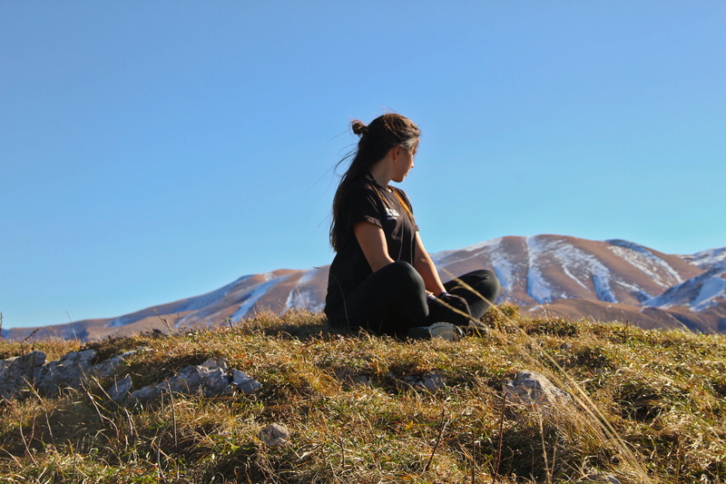 sitting, day, young adult, horizon, relaxation, camping, adult, girl, real people, three quarter length, man, tranquility, people, far away, landscape