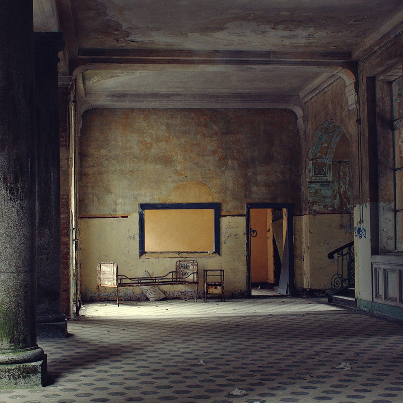 lost places, forget, wall - building feature, hallway, architecture, ailing, wall, entrance, space, daylight, absence, chair, no people, home, beelitz heilstätten