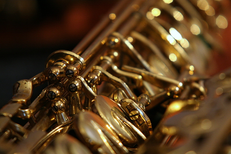 metal, sax, arts culture and entertainment, gold colored, 2K, selective focus, brass instrument, orchestra, trumpet, gold, shiny, music, indoors, wind instrument