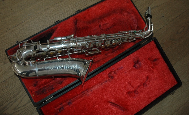 old, saxophone, studio shot, jazz, still life, arts culture and entertainment, suitcase, sax, indoors, musical instrument, merry, case, silver, silver colored
