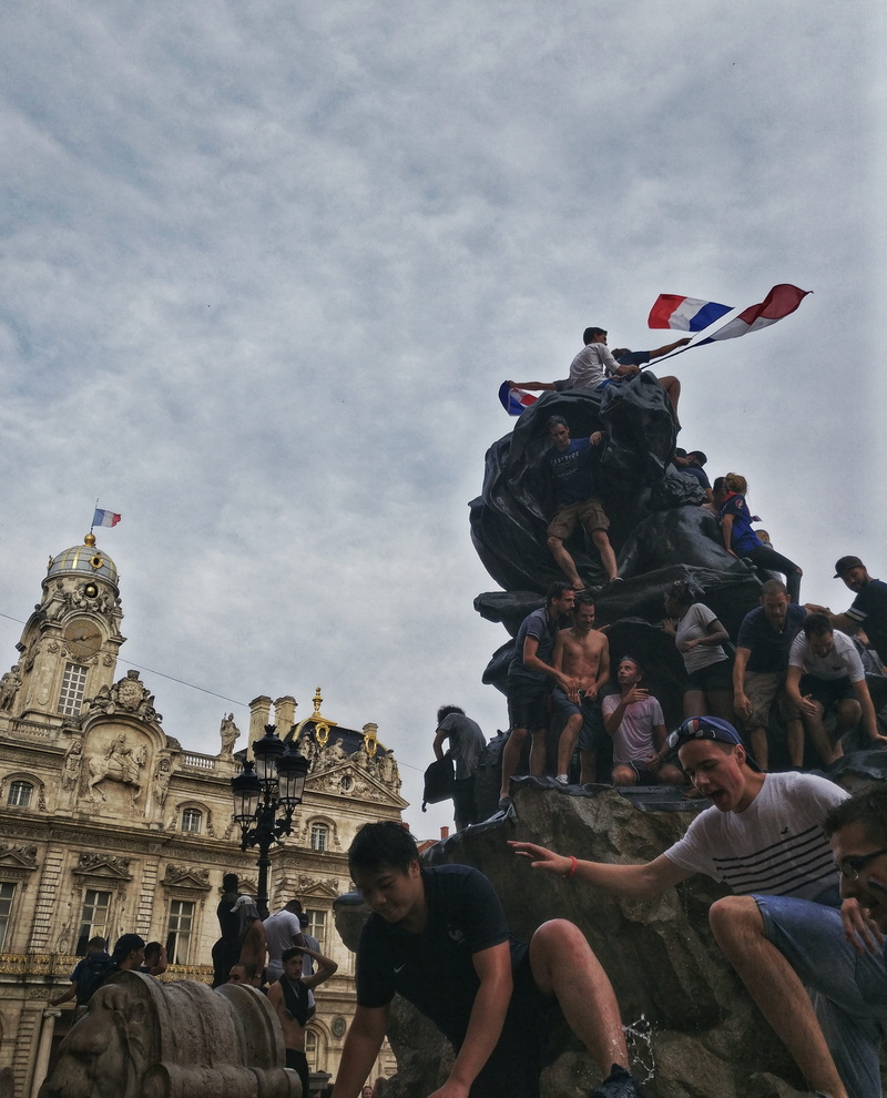 architecture, victory, place des terraux, victoire, flag, fifa, fontaine, radeau de la meduse, célébration, radeau de la méduse, built structure, large group of people