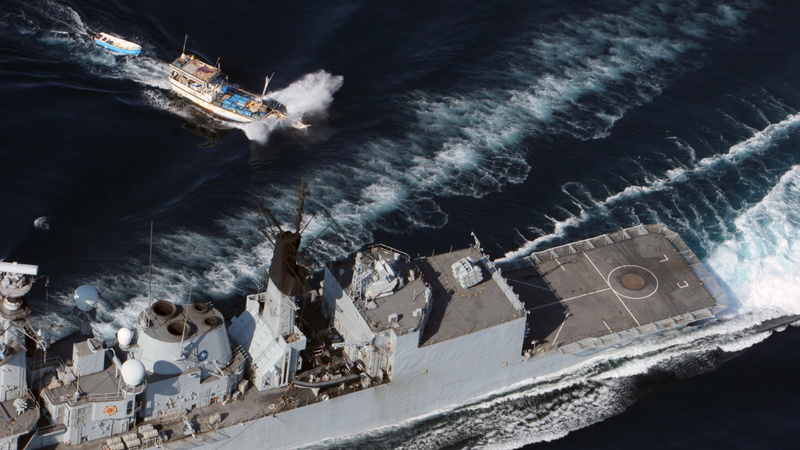 pirate, mother ship, HMS Cumberland, 4K, Royal Navy, Somali, sea, warship, daytime, Type 22, frigate, F85
