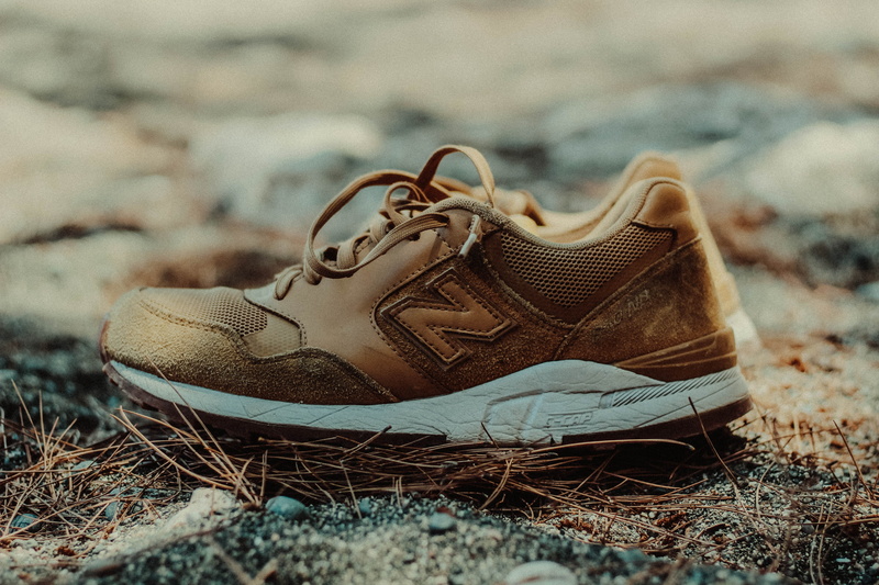 sneaker, obsolete, athletic, day, no people, 5K, shoelace, beach, white, nature, selective focus, focus on foreground, beige, sandal, old, sneakers, pair