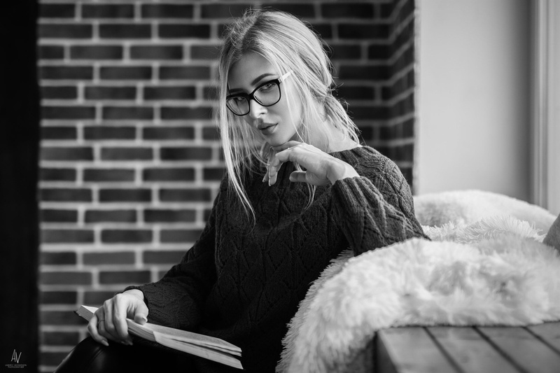 women, women with glasses, monochrome, activity, real people, book, adult, leisure activity, reading, publication, lifestyles, young adult, hairstyle, young women