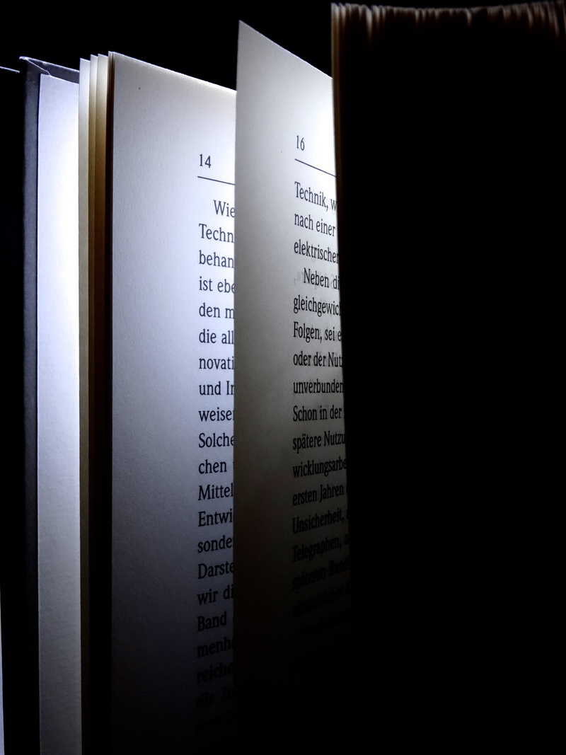 page, copy space, 5K, indoors, cover, opened, pages, lesenarr, still life, literature, paper, book pages, selective focus, light and dark, studio shot