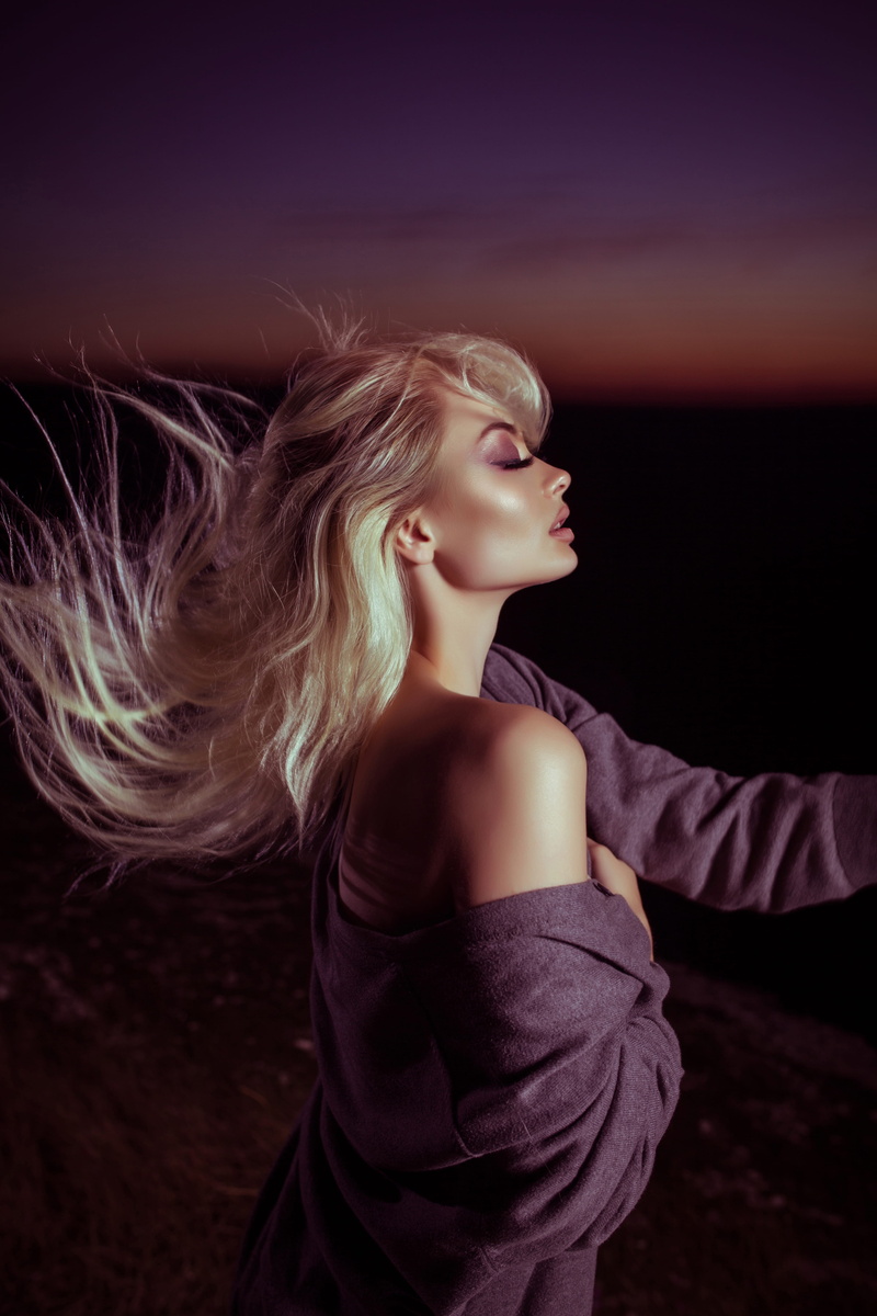 one person, gray, windy, adult, real people, cardigan, purple, body, long hair, blonde, 5K, orange, photo, young women, young adult, night, caucasian