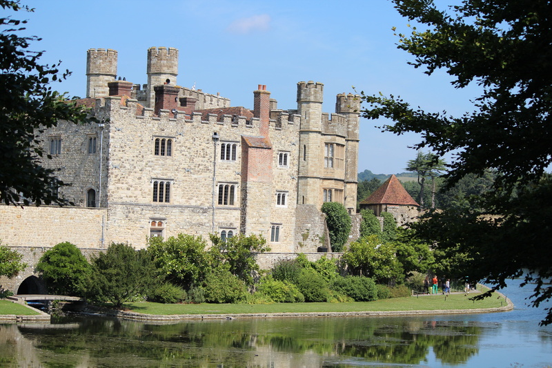house, travel destinations, sky, 5K, castle, no people, day, moated castle, the past, built structure, architecture, nature, outdoors, water, building