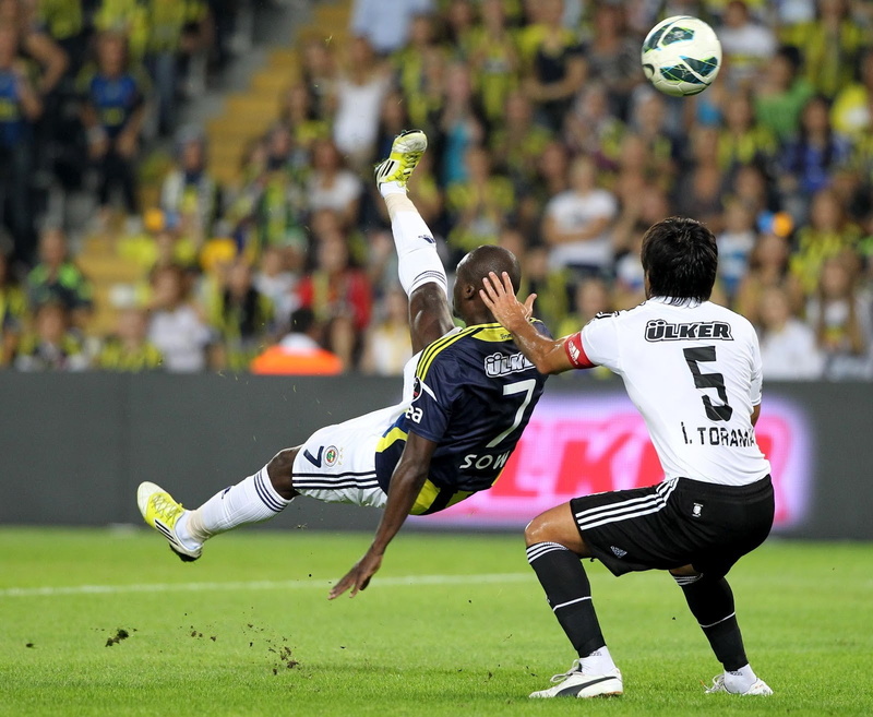 two people, full length, sport, stadium, incidental people, competitive sport, challenge, mid-air, effort, focus on foreground, 720P, outdoors, catching